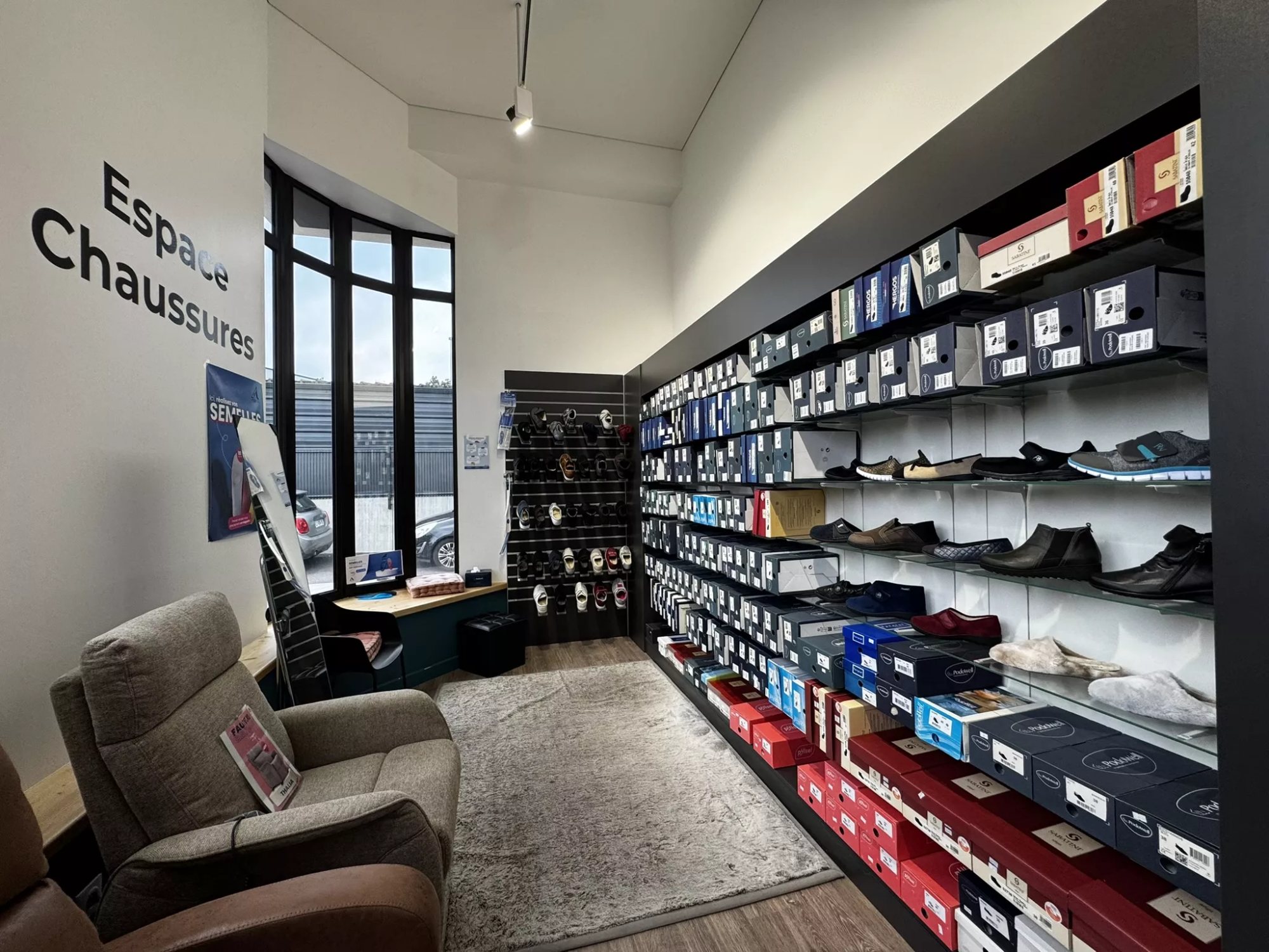 Vue magasin chaussures et fauteuils releveurs